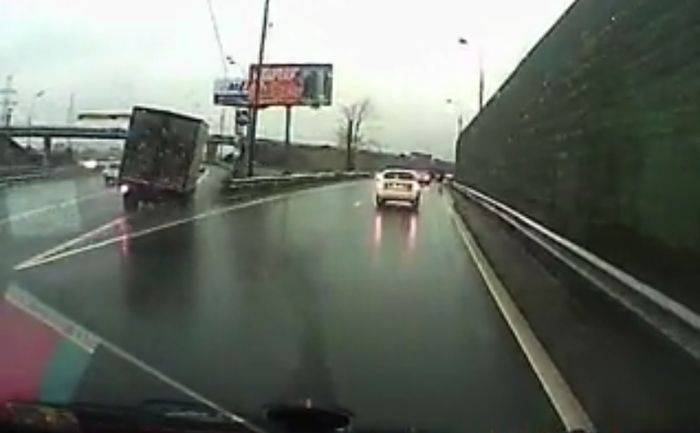 Kamion skoro izletio s ceste! Kamion skoro izletio s ceste!