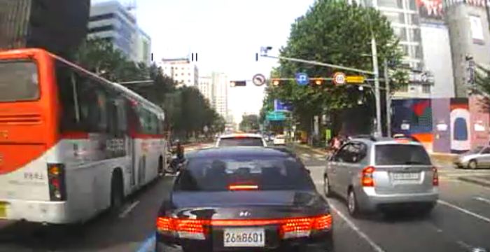 Autobus vs. motocikl Autobus vs. motocikl